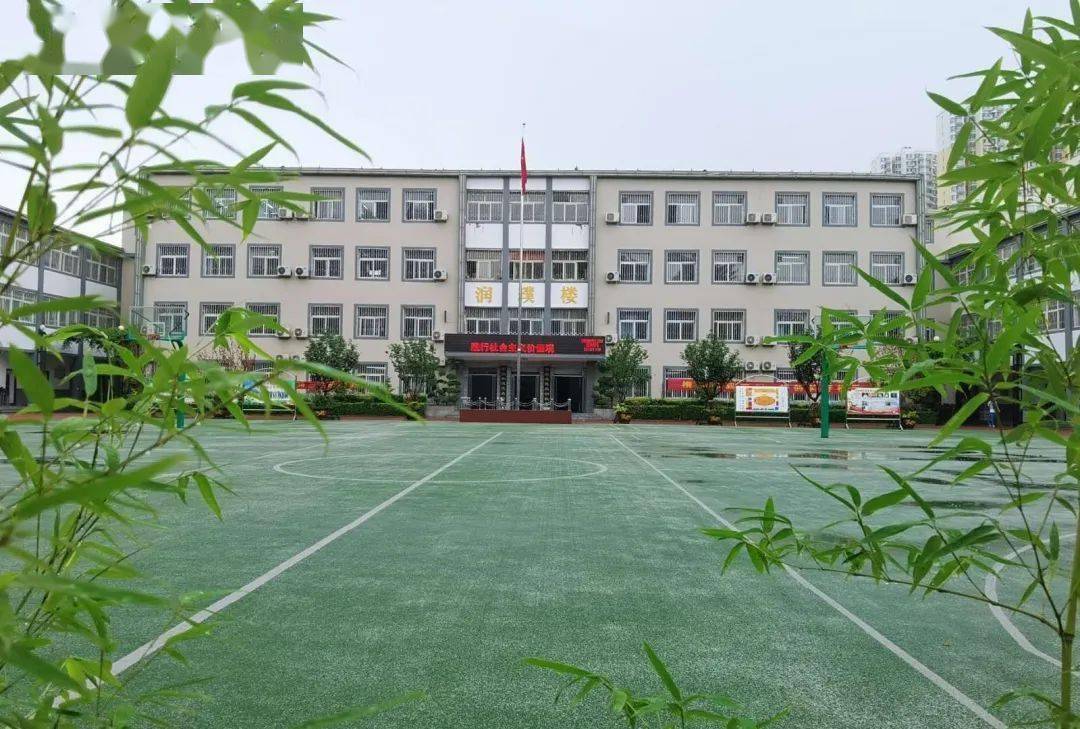 邯郸市第二十七中学教学楼与操场全景